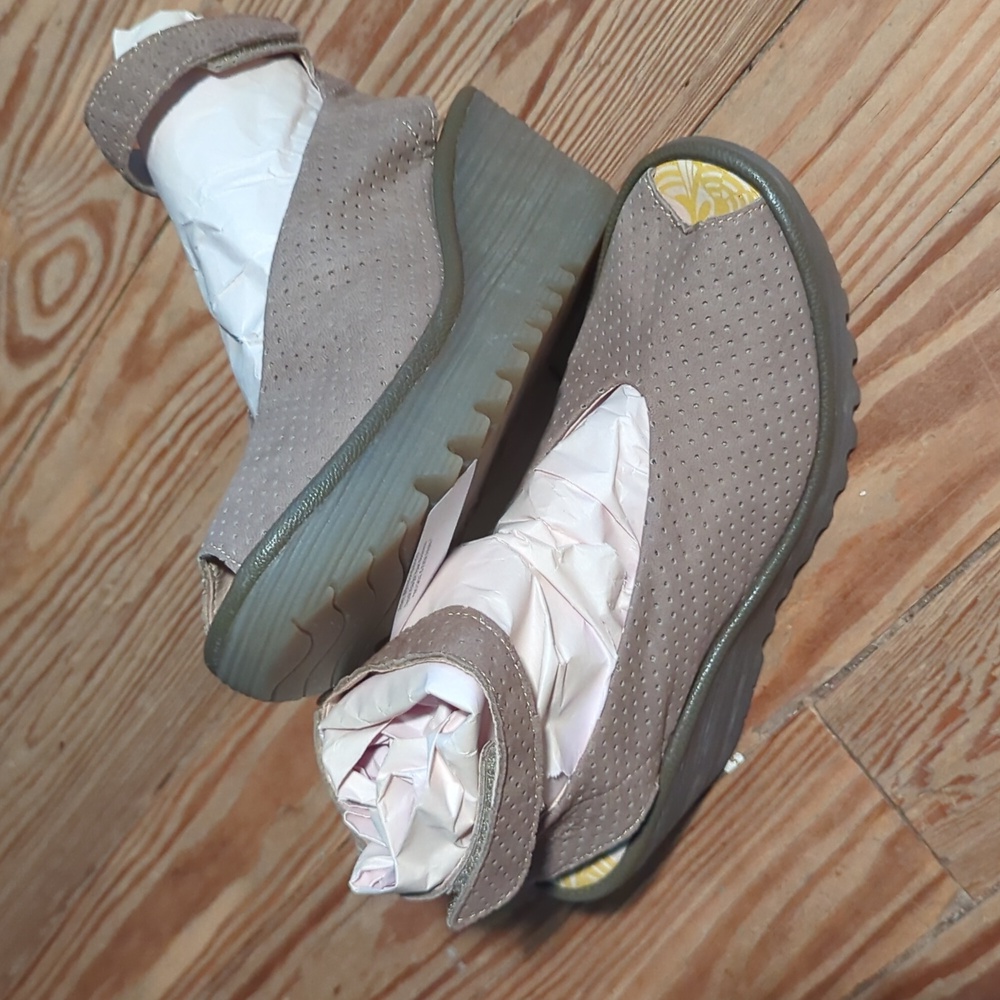 🪰Fly London Wedge Shoe
